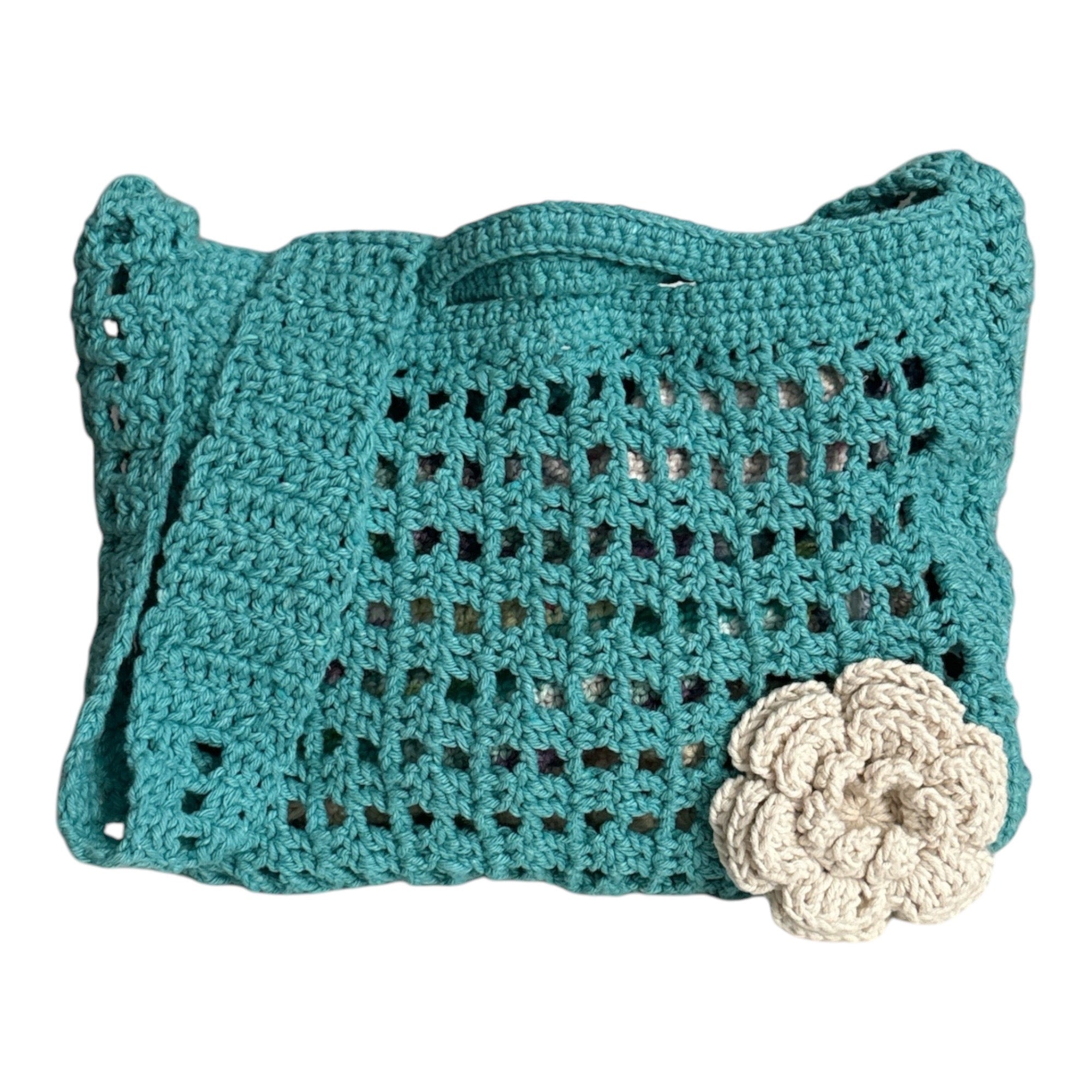 BOLSO TEJIDO A CROCHET CON DECORACION DE ROSA EN COLOR CRUDO
