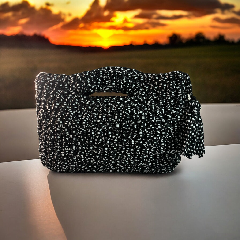 BOLSO DE TRAPILLO TEJIDO A CROCHET BLANCO CON NEGRO
