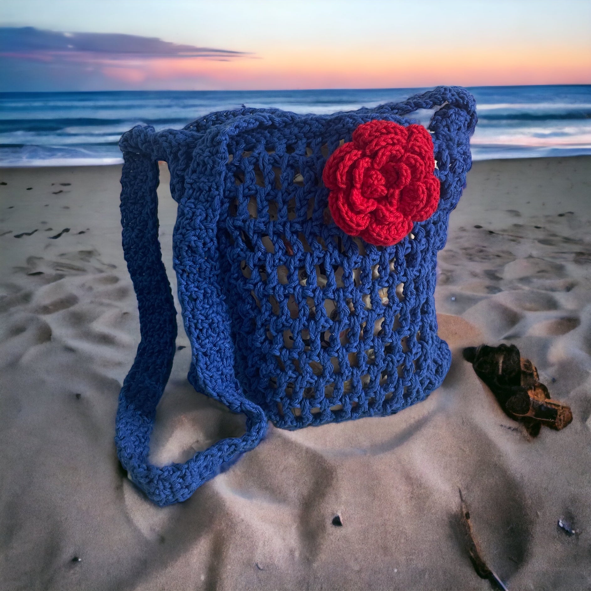 BOLSO TEJIDO A CROCHET AZULINO CON UNA FLOR ROJA