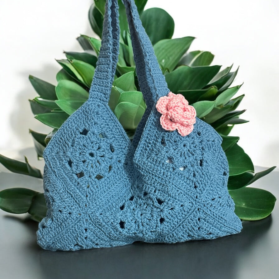 Bolso Mano Crochet Azul con Flor Rosa