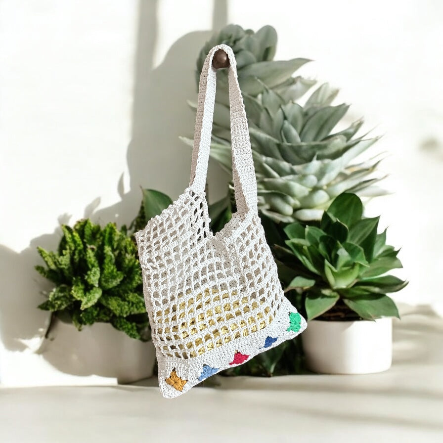 BOLSO TEJIDO A CROCHET COLOR CRUDO CON ESTRELLAS DE COLORES