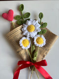 Ramo de margaritas y corazón en crochet – detalle hecho a mano