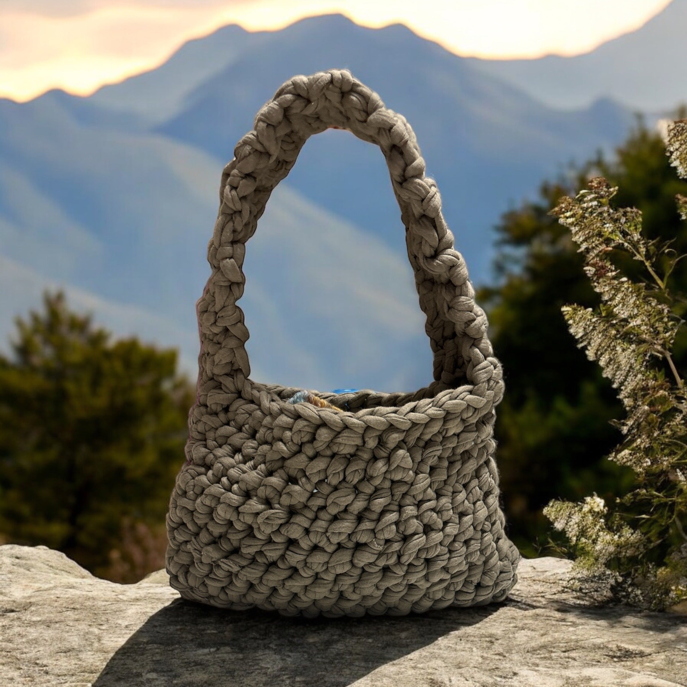 BOLSO DE TRAPILLO HECHO A MANO