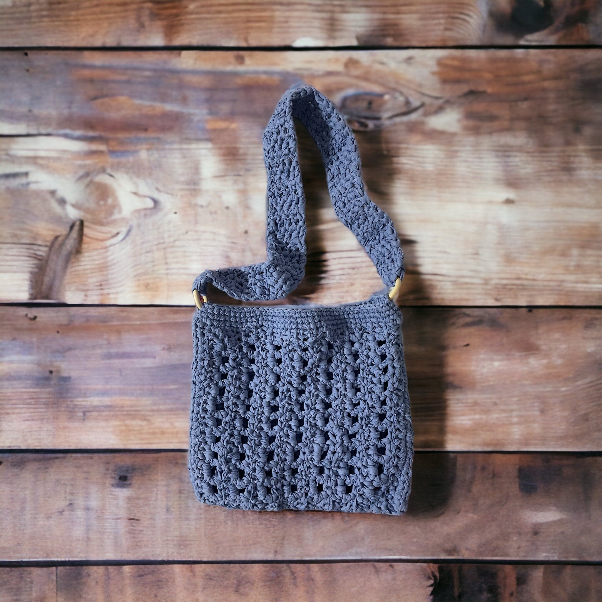 BOLSO DE TRAPILLO LILA TEJIDO A CROCHET