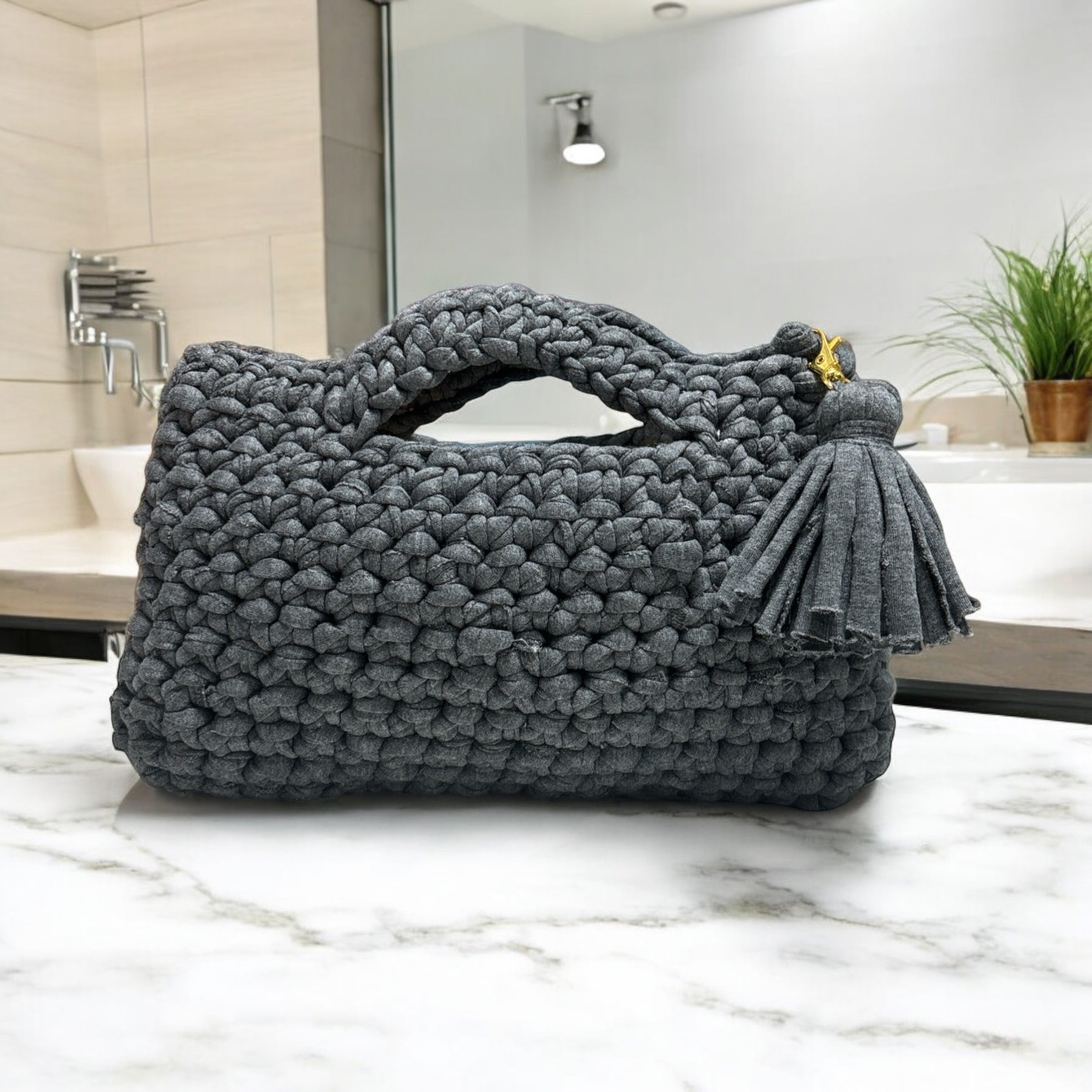 BOLSO TEJIDO A MANO DE TRAPILLO