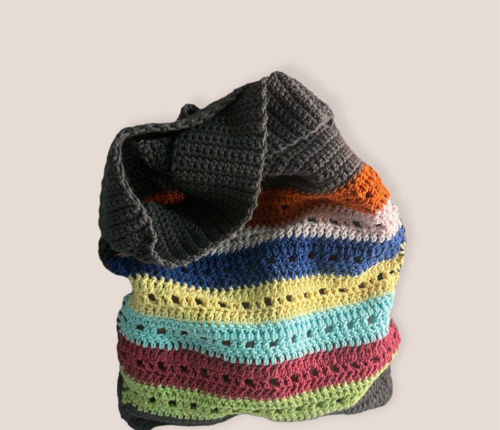 BOLSO TEJIDO A CROCHET BASE GRIS CON COLORINES