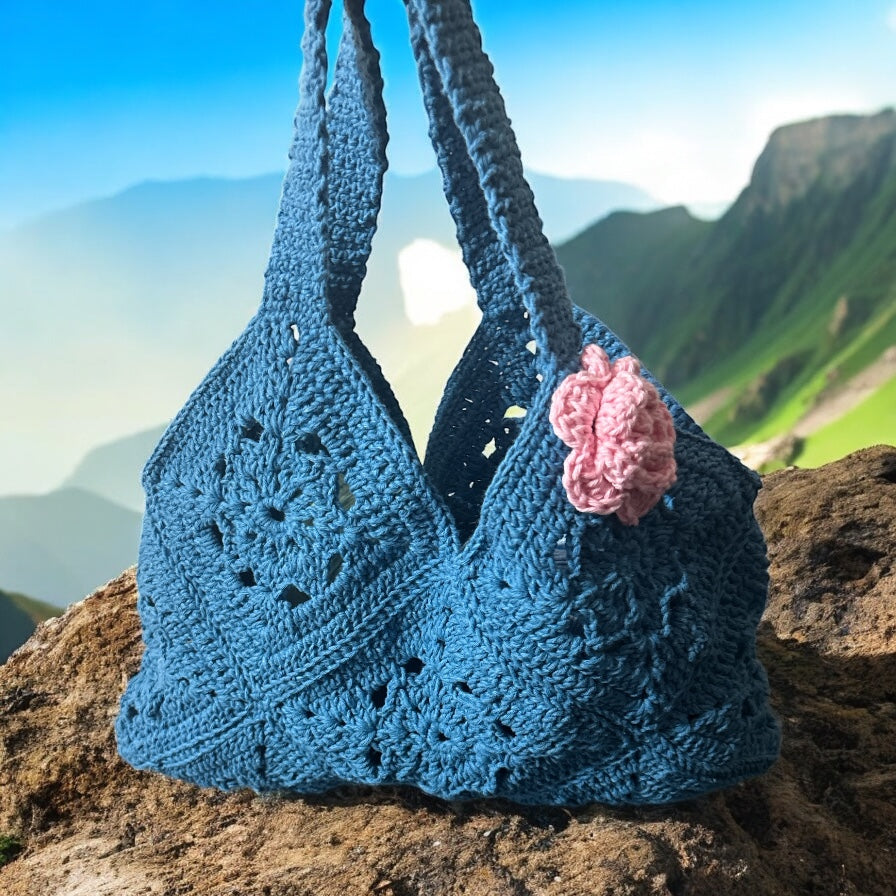 Bolso Mano Crochet Azul con Flor Rosa