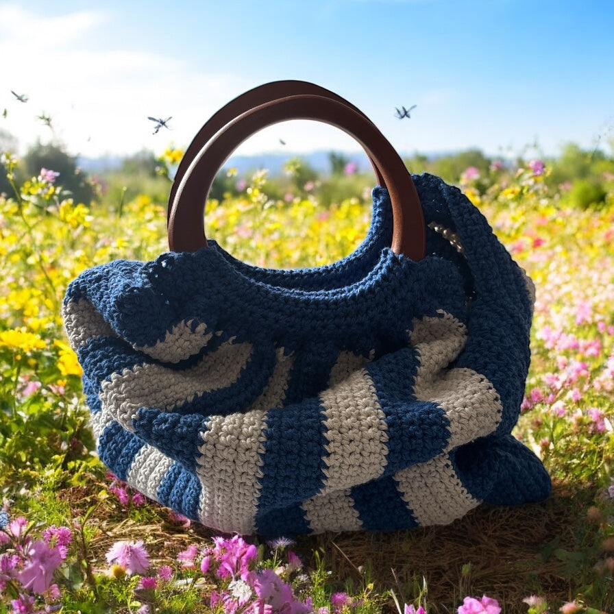 BOLSO TEJIDO A CROCHET DE RAYAS AZUL Y BLANCO