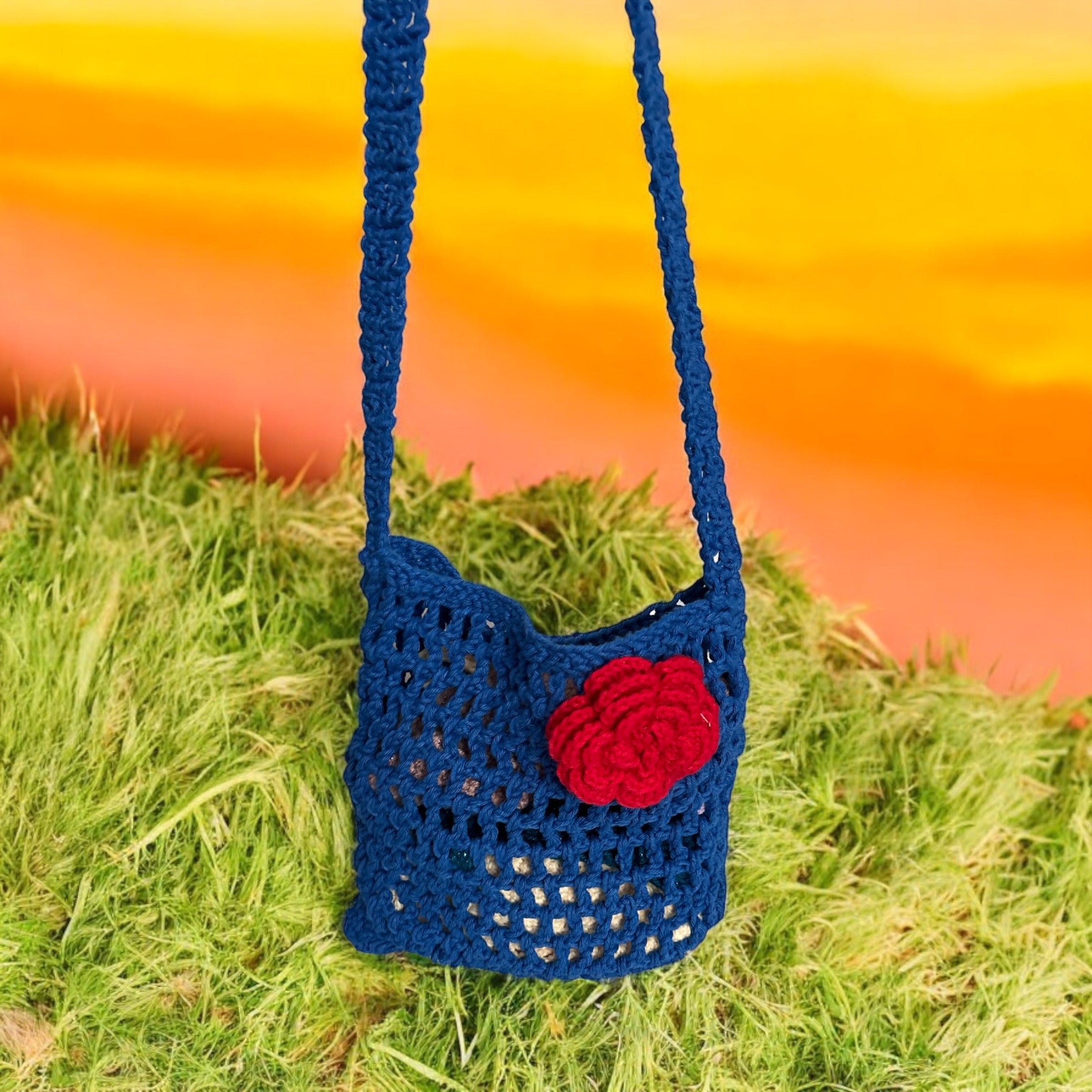 BOLSO TEJIDO A CROCHET AZULINO CON UNA FLOR ROJA