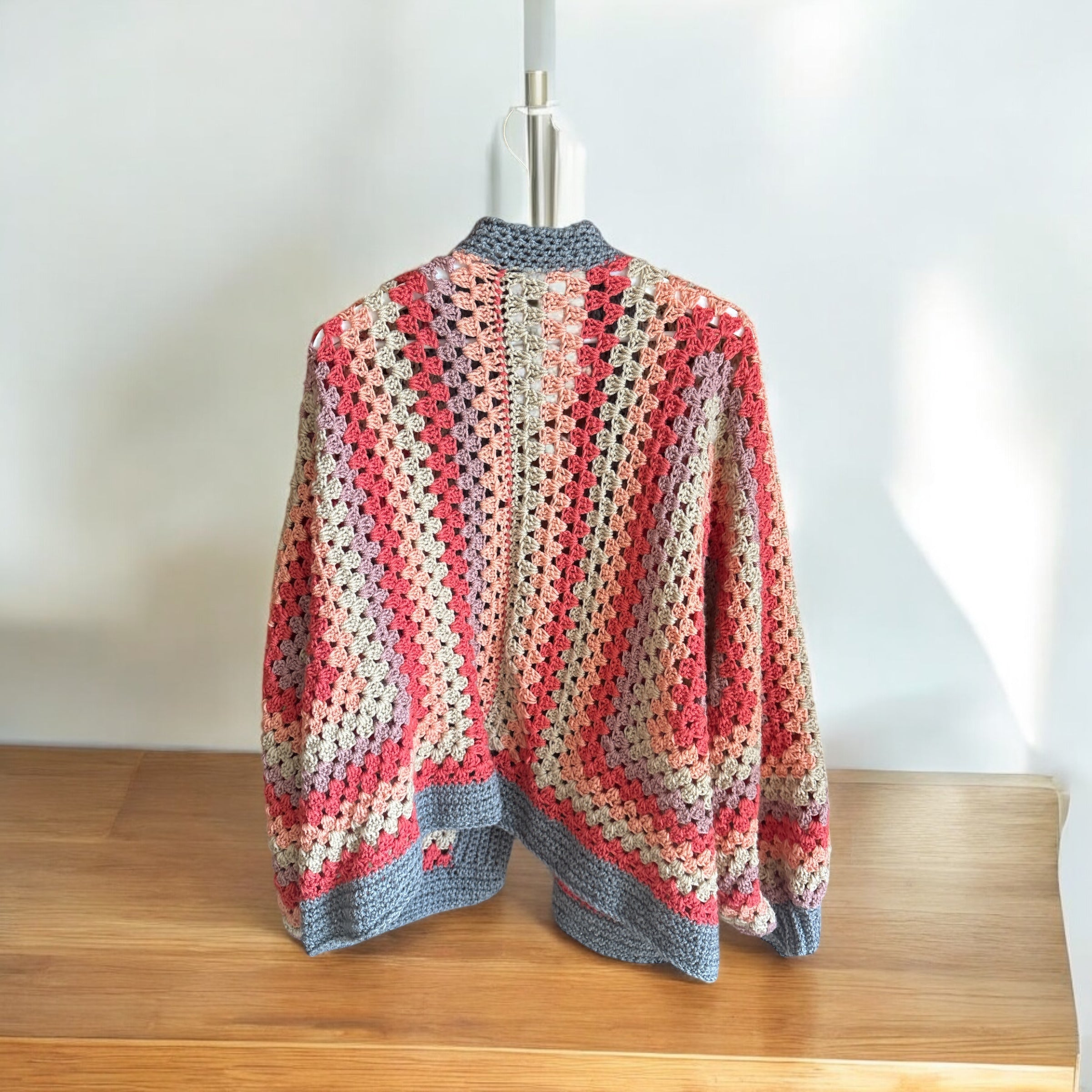 Cárdigan Crochet Rayas Coral y Beige