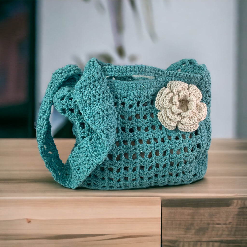 BOLSO TEJIDO A CROCHET CON DECORACION DE ROSA EN COLOR CRUDO