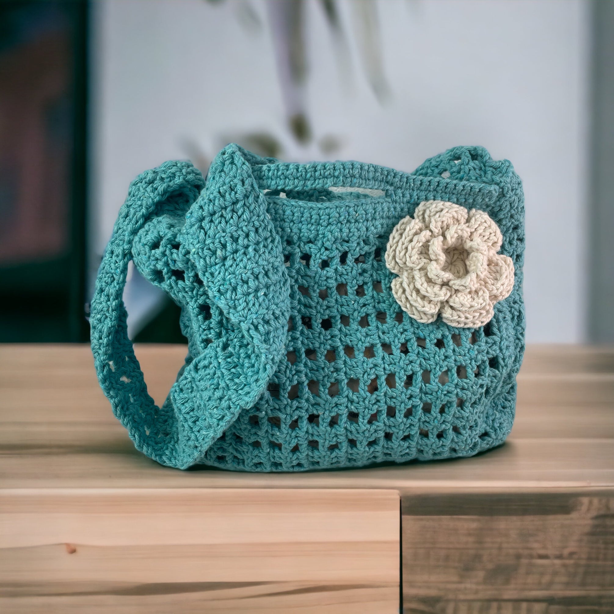 BOLSO TEJIDO A CROCHET CON DECORACION DE ROSA EN COLOR CRUDO