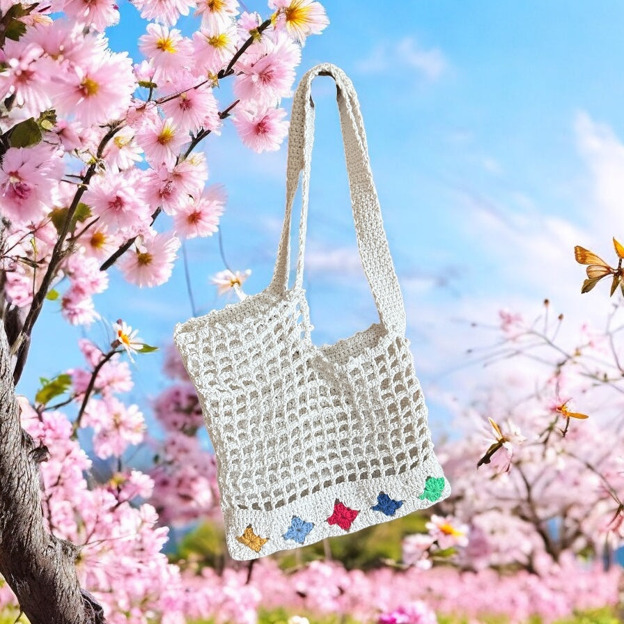 BOLSO TEJIDO A CROCHET COLOR CRUDO CON ESTRELLAS DE COLORES