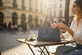 Bolso Mano Crochet Azul con Flor Rosa