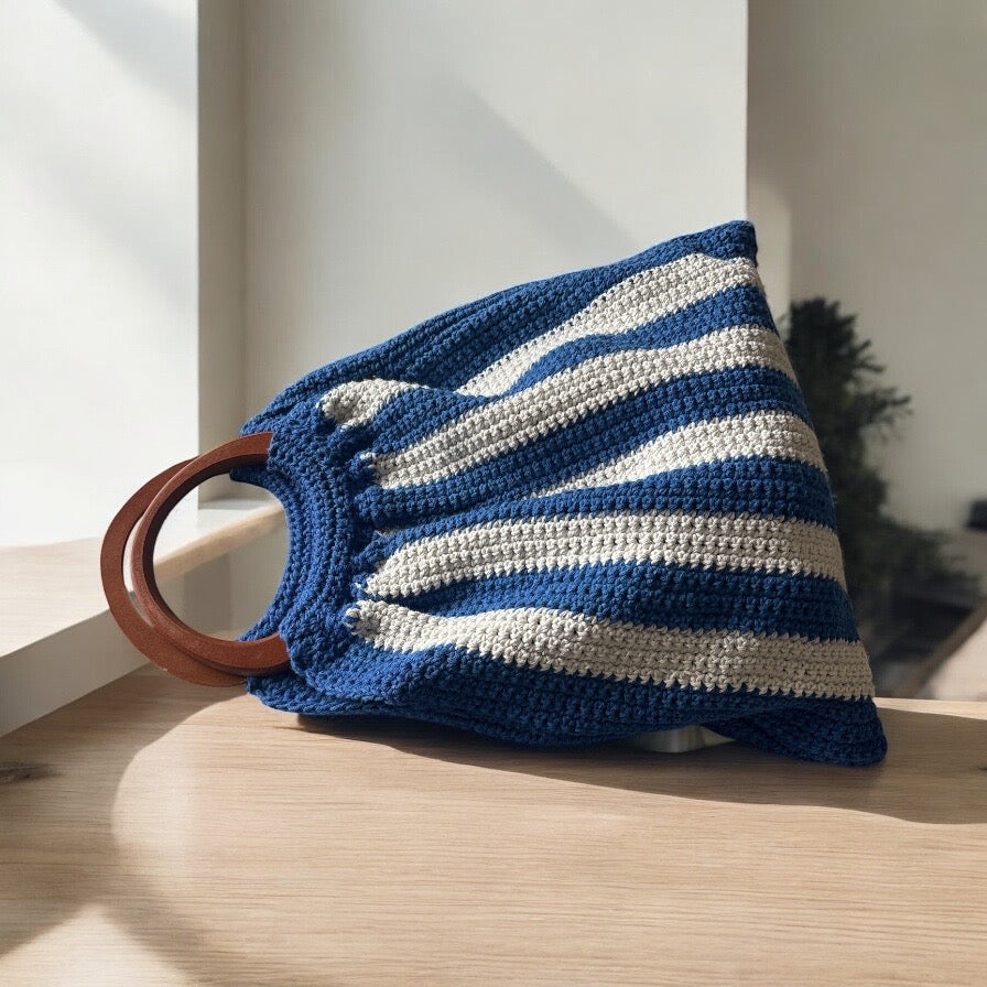 BOLSO TEJIDO A CROCHET DE RAYAS AZUL Y BLANCO