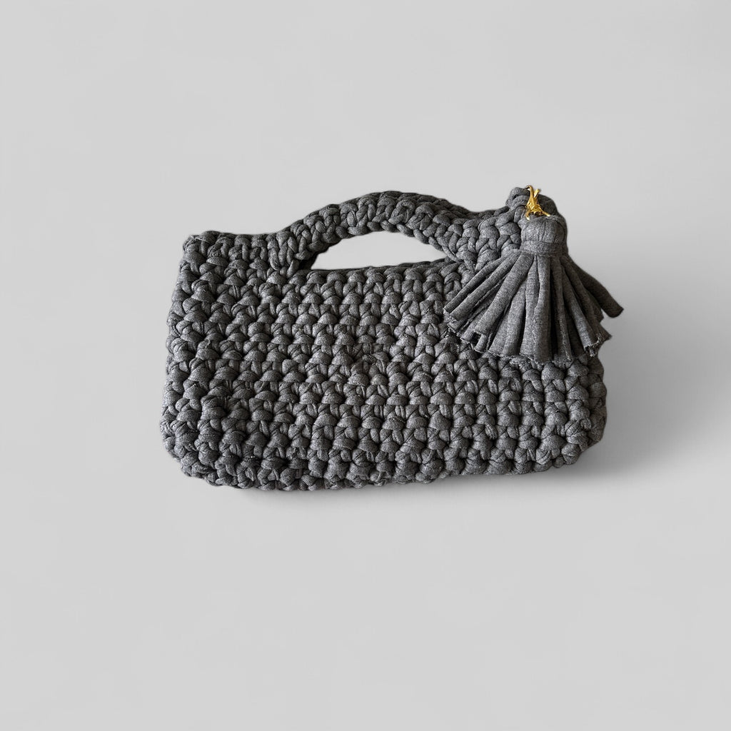 BOLSO TEJIDO A MANO DE TRAPILLO