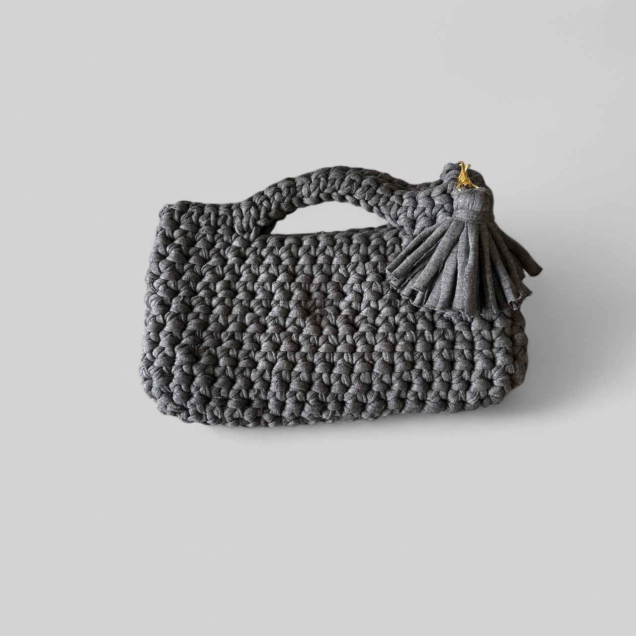 BOLSO TEJIDO A MANO DE TRAPILLO