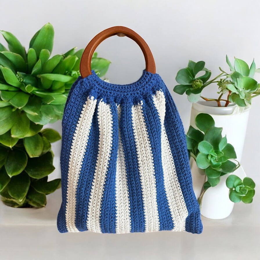 BOLSO TEJIDO A CROCHET DE RAYAS AZUL Y BLANCO
