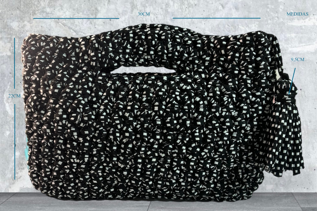 BOLSO DE TRAPILLO TEJIDO A CROCHET BLANCO CON NEGRO