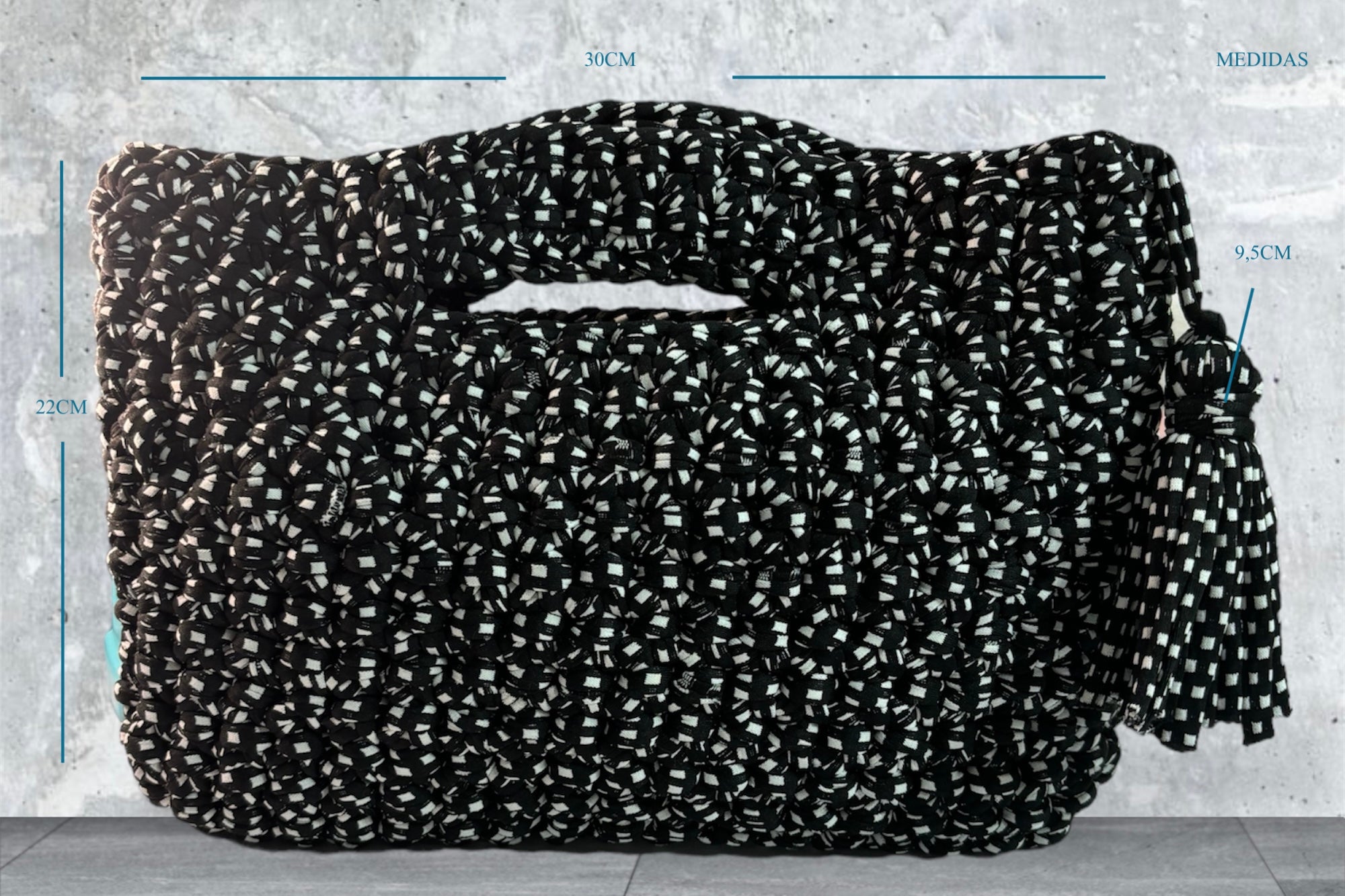 BOLSO DE TRAPILLO TEJIDO A CROCHET BLANCO CON NEGRO