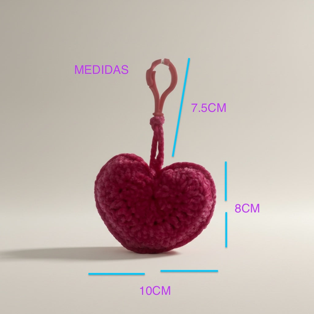 Llavero de  corazón tejido a crochet rojo