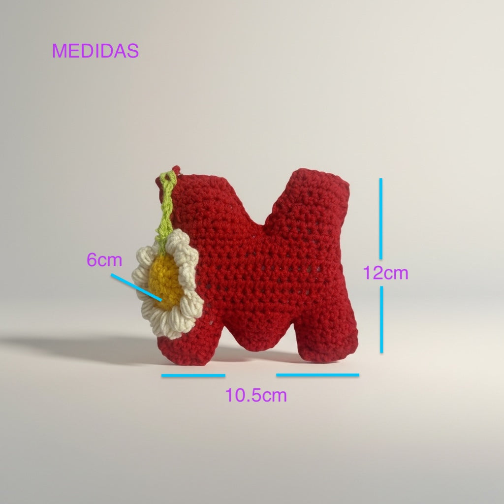 Llavero tejido a crochet letra M  color rojo con una margarita