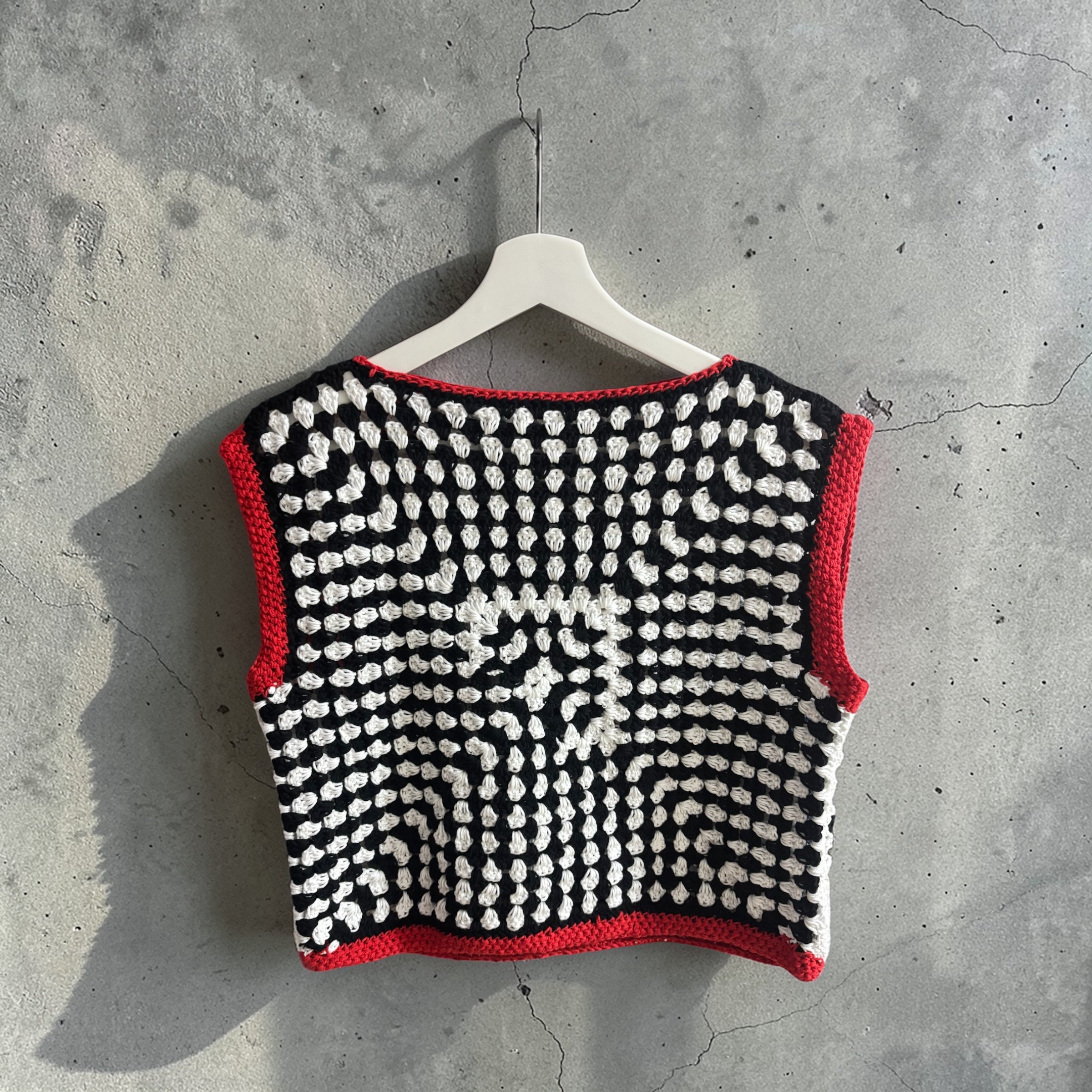 Top Crochet Granny B&W Bordes Rojos