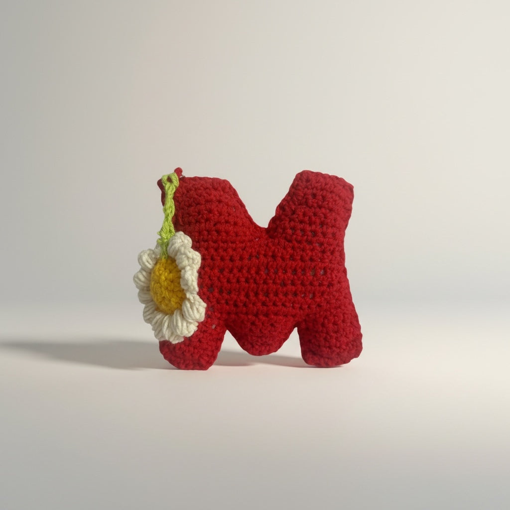 Llavero tejido a crochet letra M  color rojo con una margarita