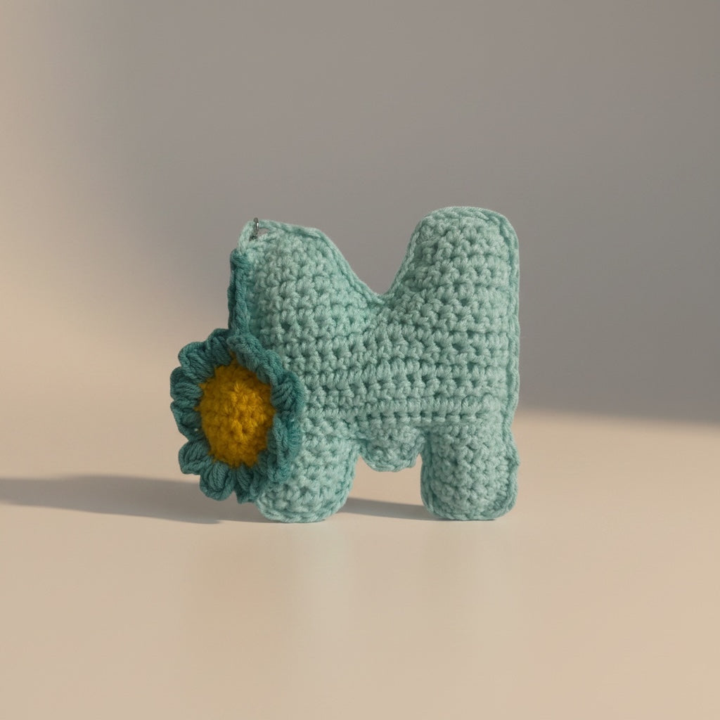 Llavero Crochet Letra M · Mint con Margarita