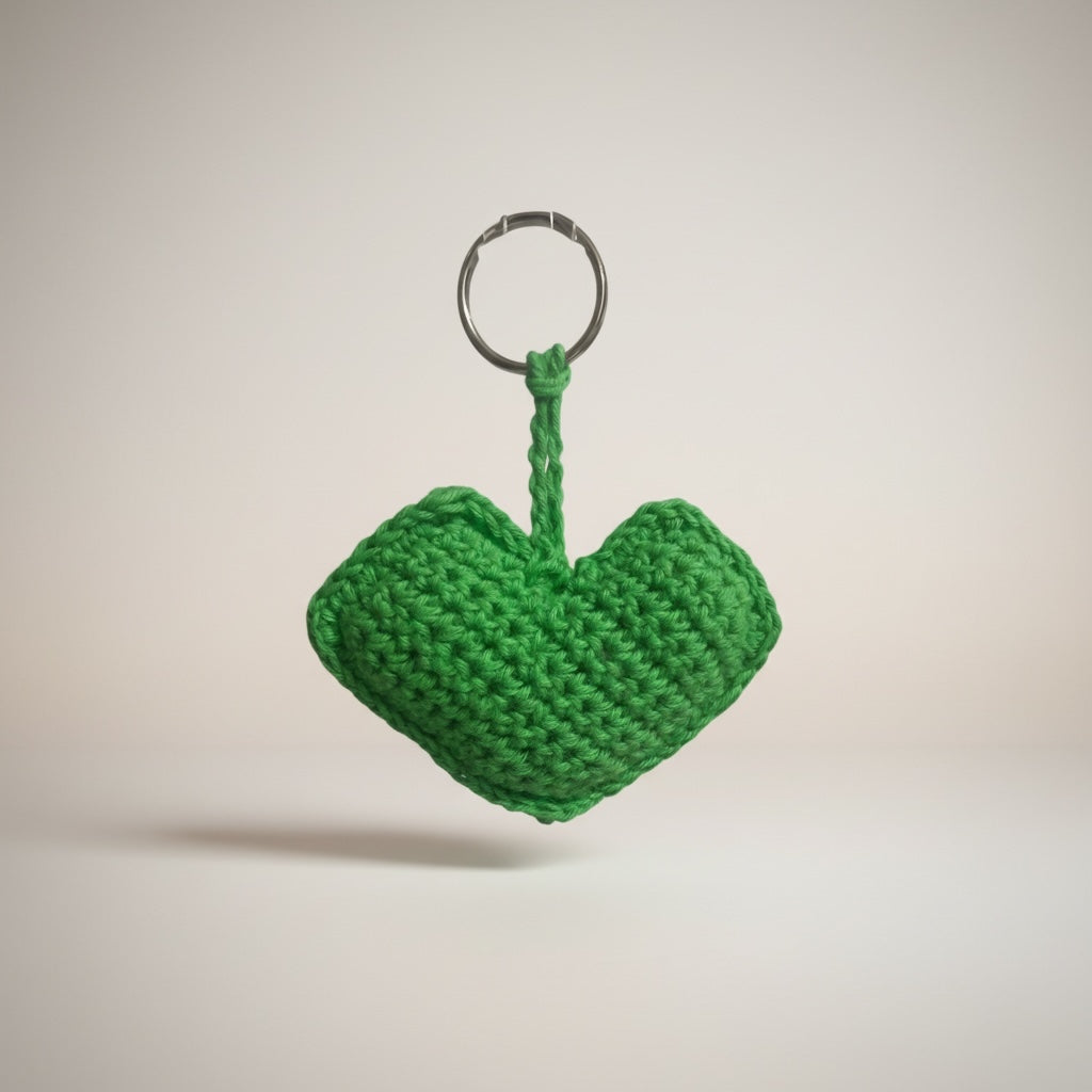 Llavero tejido a crochet color verde de hilo