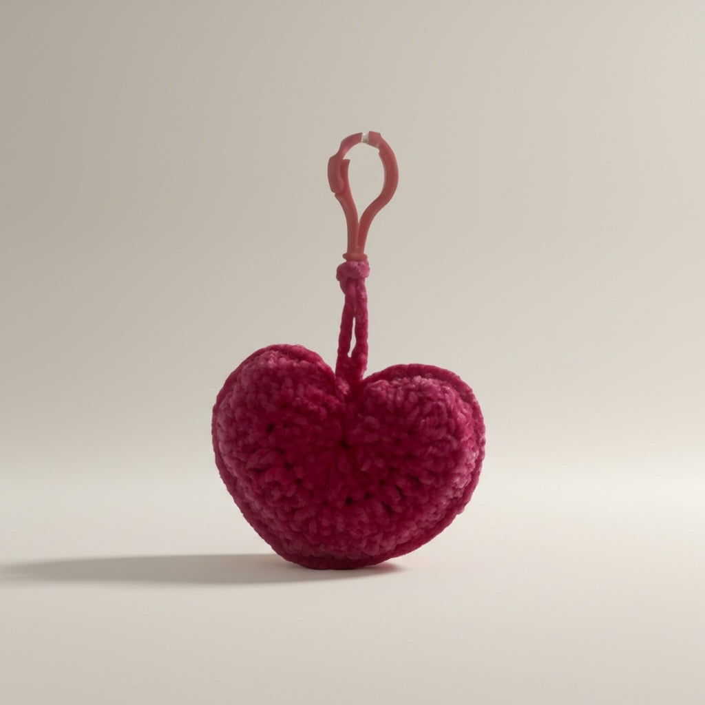 Llavero de  corazón tejido a crochet rojo