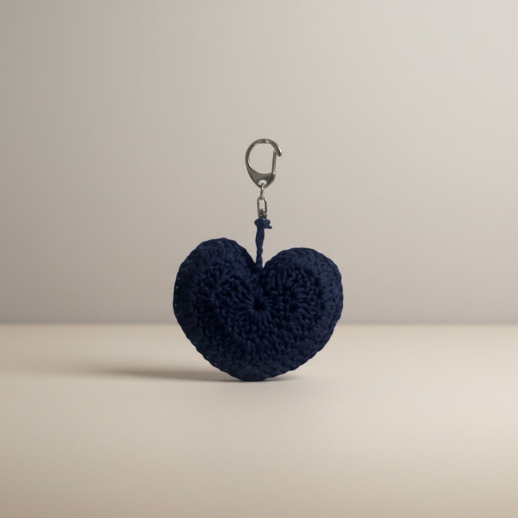 Llavero tejido a crochet estilo granny color azul