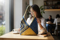 Bolso teejido a crochet estilo granny en dos tonos