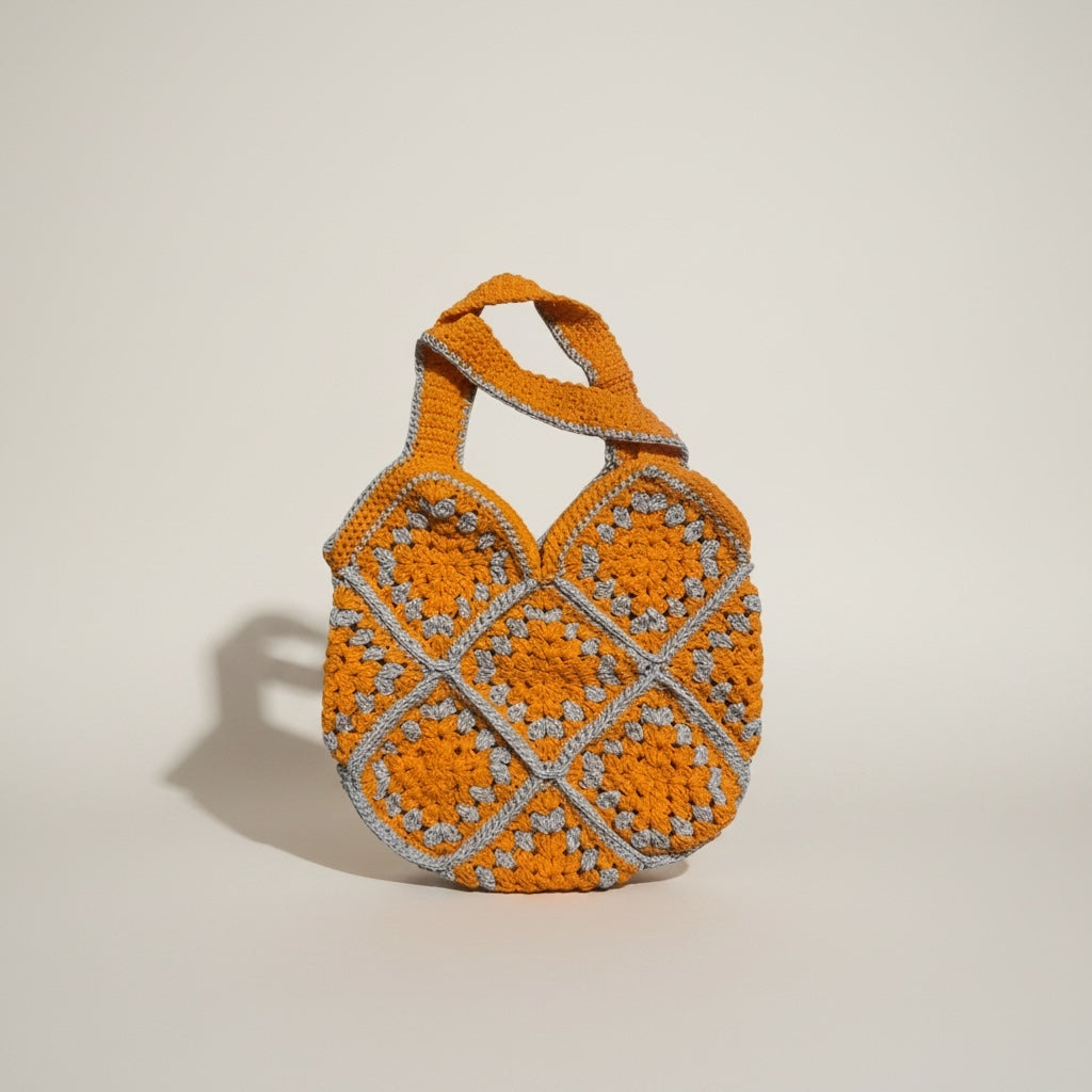 Bolso tejido a crochet estilo granny color naranja y tono claro