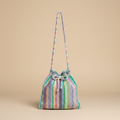 Bolso crochet multicolor - fondo beige