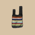 Bolso crochet multicolor — fondo beige