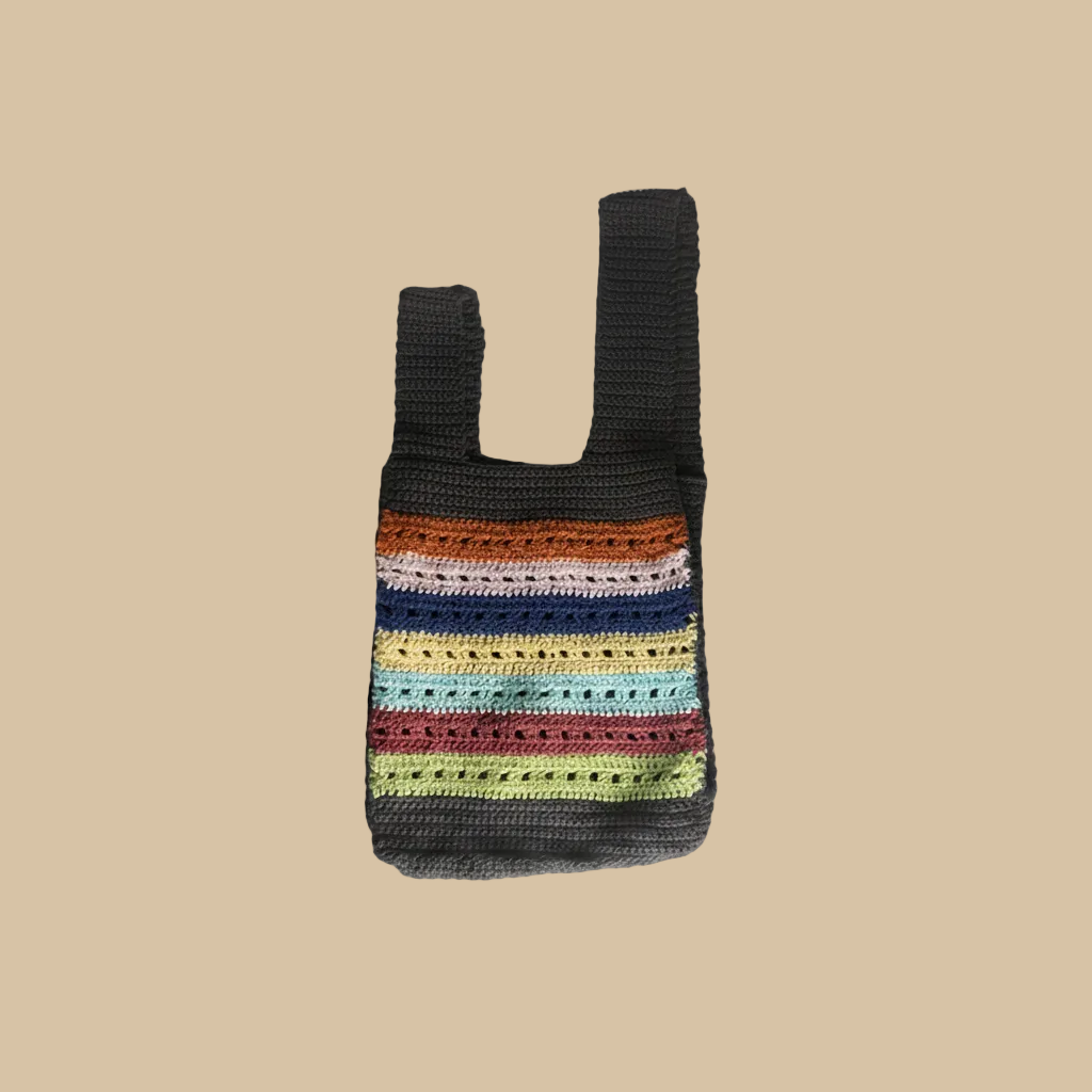 Bolso crochet multicolor — fondo beige