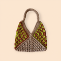 Bolso crochet verde y terracota — fondo beige