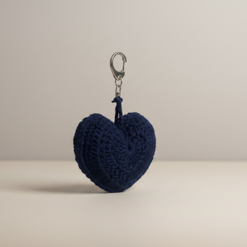 Llavero corazón azul marino girado a la izquierda