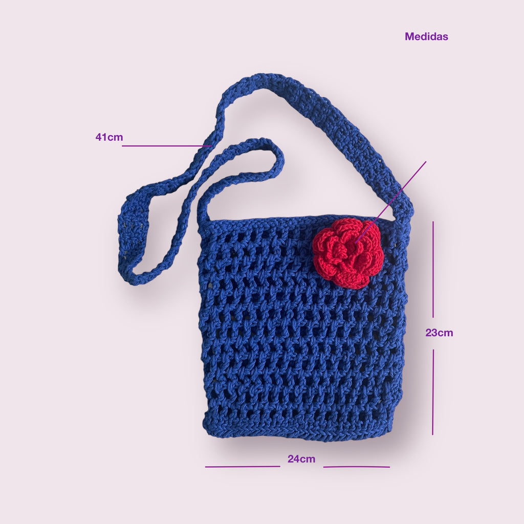 BOLSO TEJIDO A CROCHET AZULINO CON UNA FLOR ROJA